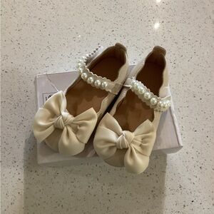SHEIN Cream Kids Dress Shoes with Bow and Pearl Accent